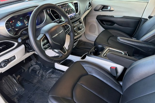 Used 2024 Chrysler Pacifica Limited FWD image 10