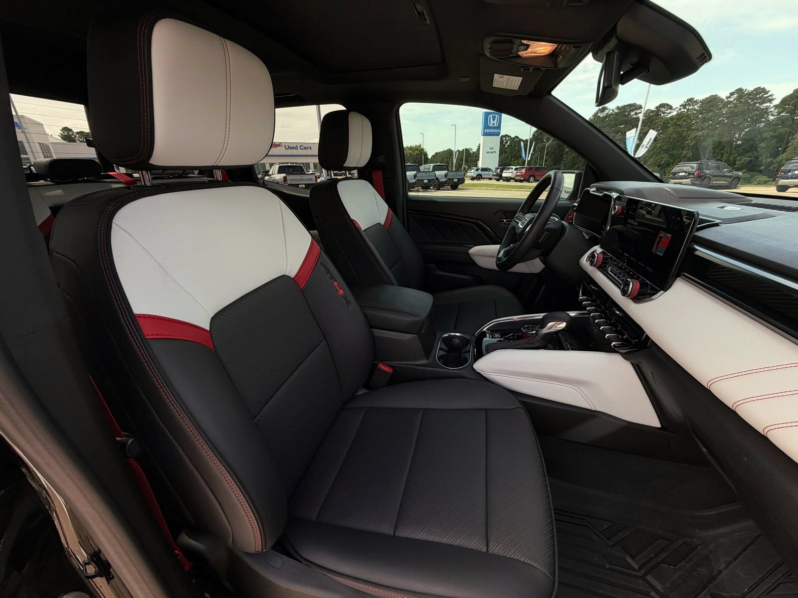 Used 2024 GMC Canyon AT4X AWD/4WD image 17