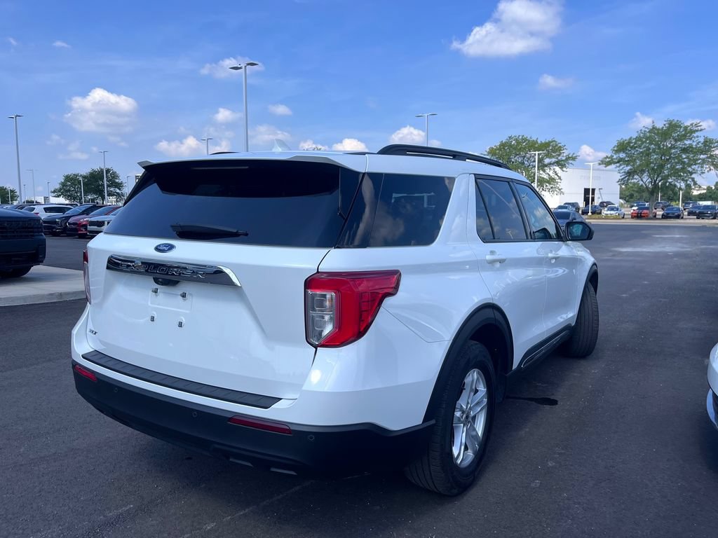 Used 2024 Ford Explorer XLT RWD image 3