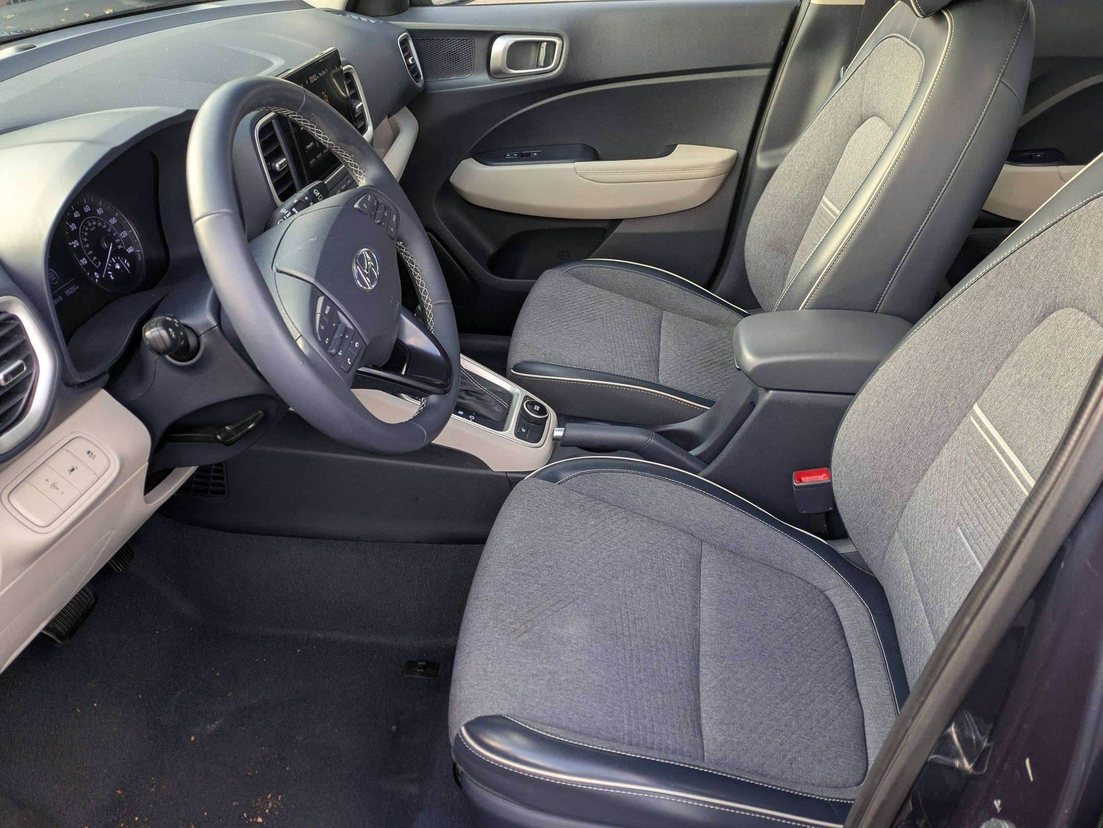 Certified 2021 Hyundai Venue image 20