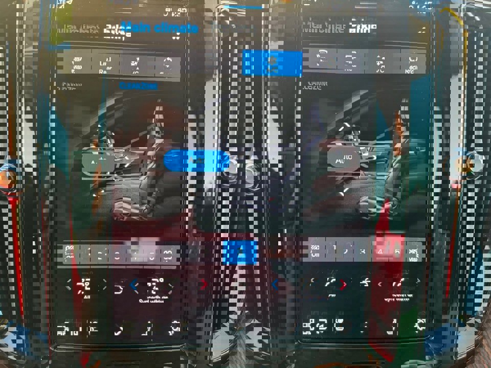 Certified 2024 Volvo XC60 B5 Plus w/ Climate Package image 18