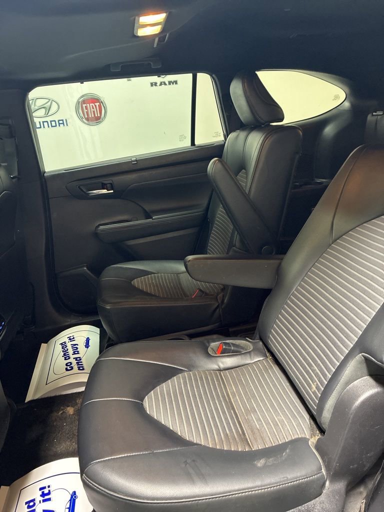 Used 2022 Toyota Highlander XSE AWD/4WD image 24