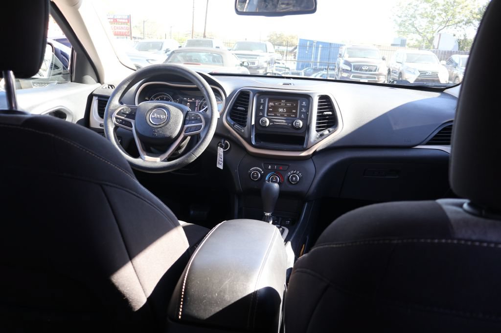 Used 2018 Jeep Cherokee Latitude FWD image 39