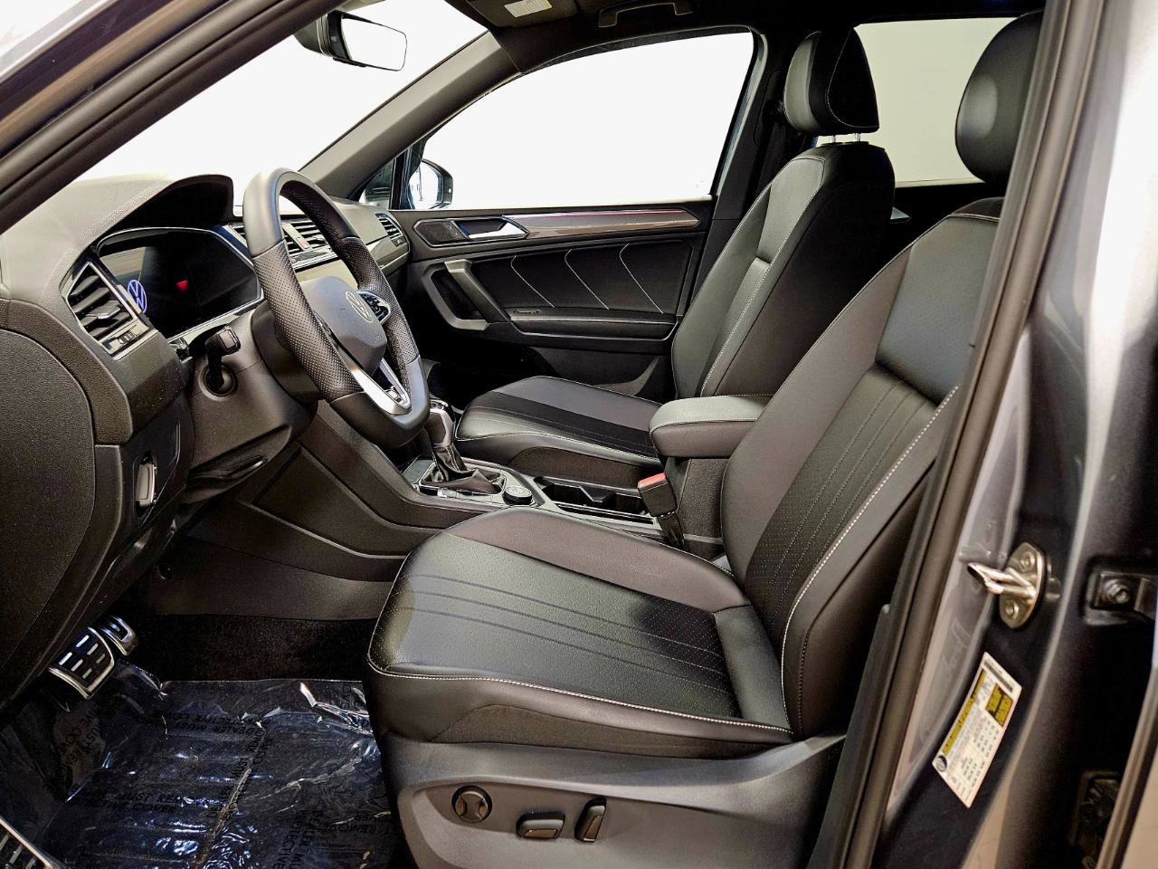 Used 2024 Volkswagen Tiguan SE R-Line image 11