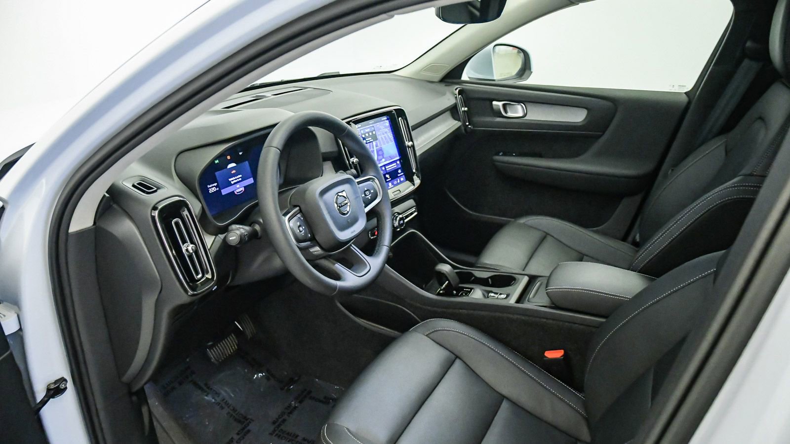 Certified 2025 Volvo XC40 B5 Core image 17