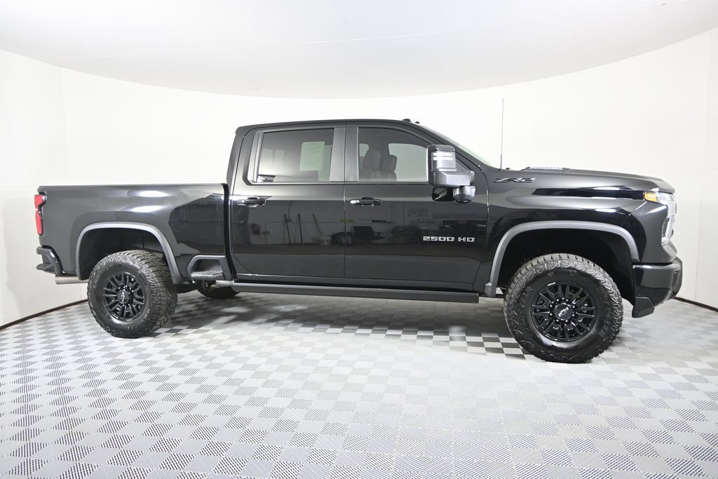 Used 2025 Chevrolet Silverado 2500 ZR2 w/ Technology Package image 9