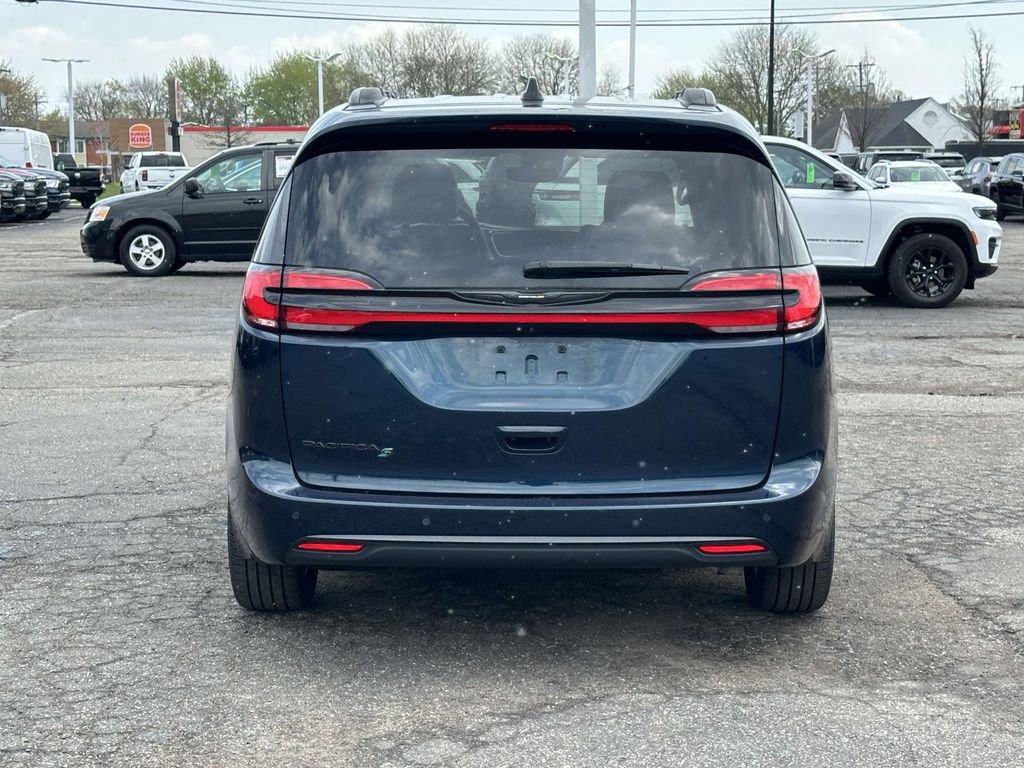 Used 2023 Chrysler Pacifica Touring-L w/ S Appearance Package FWD image 5