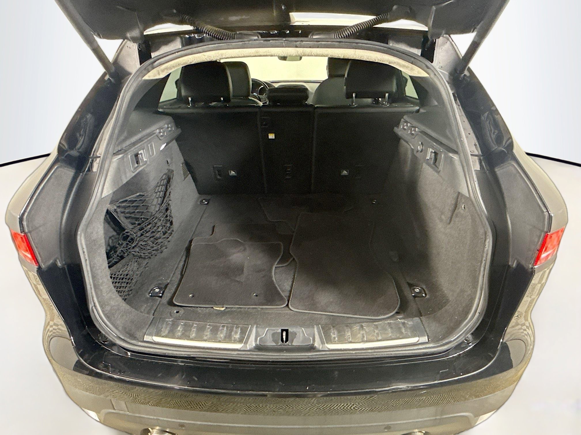 Used 2020 Jaguar F-PACE Premium image 35