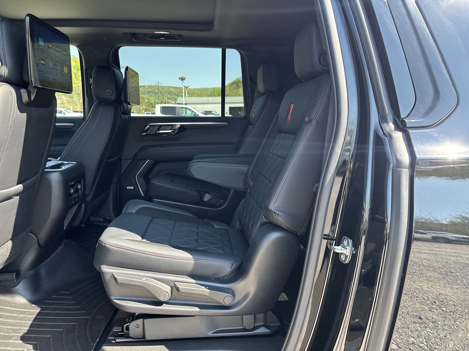 New 2025 Chevrolet Suburban Premier image 25