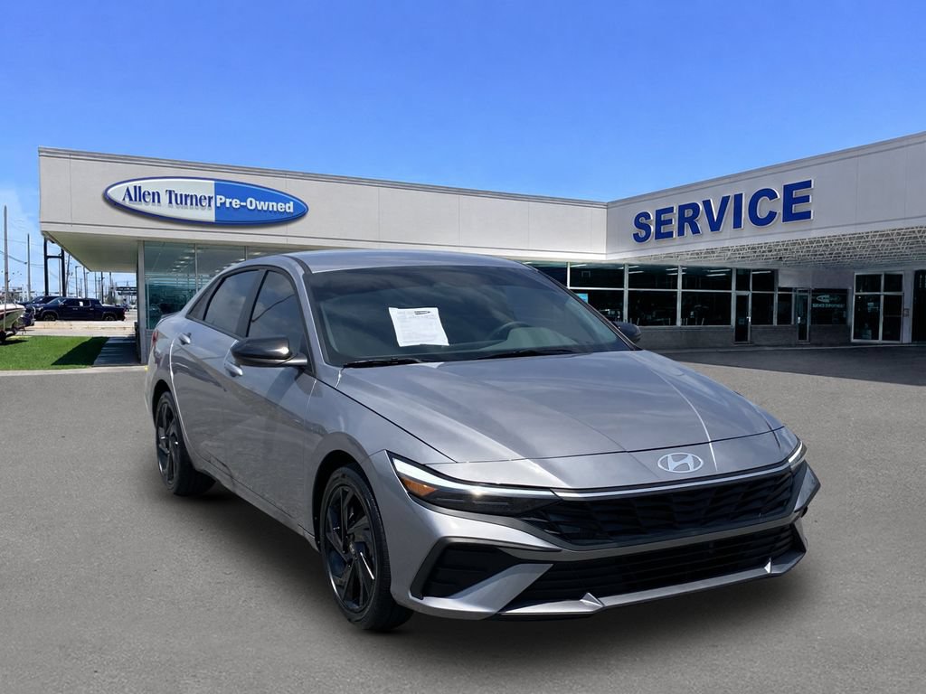 Used 2026 Hyundai Elantra SEL FWD image 2