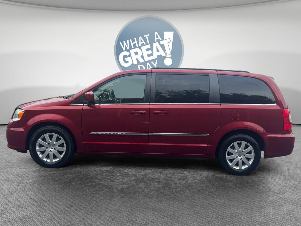 Used 2016 Chrysler Town & Country Touring FWD image 7