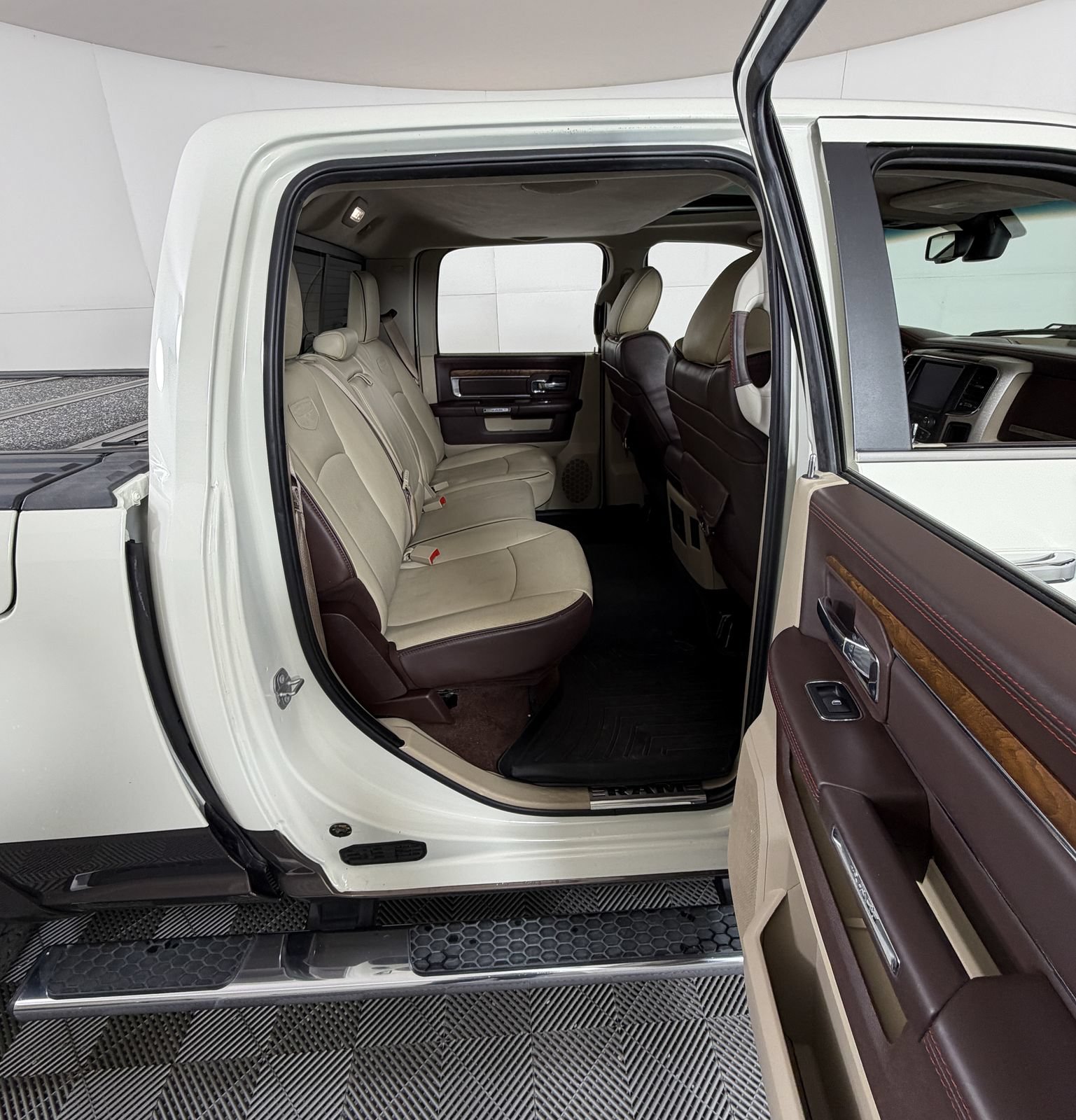 Used 2018 RAM 1500 Laramie Longhorn w/ Longhorn Southfork Package AWD/4WD image 5