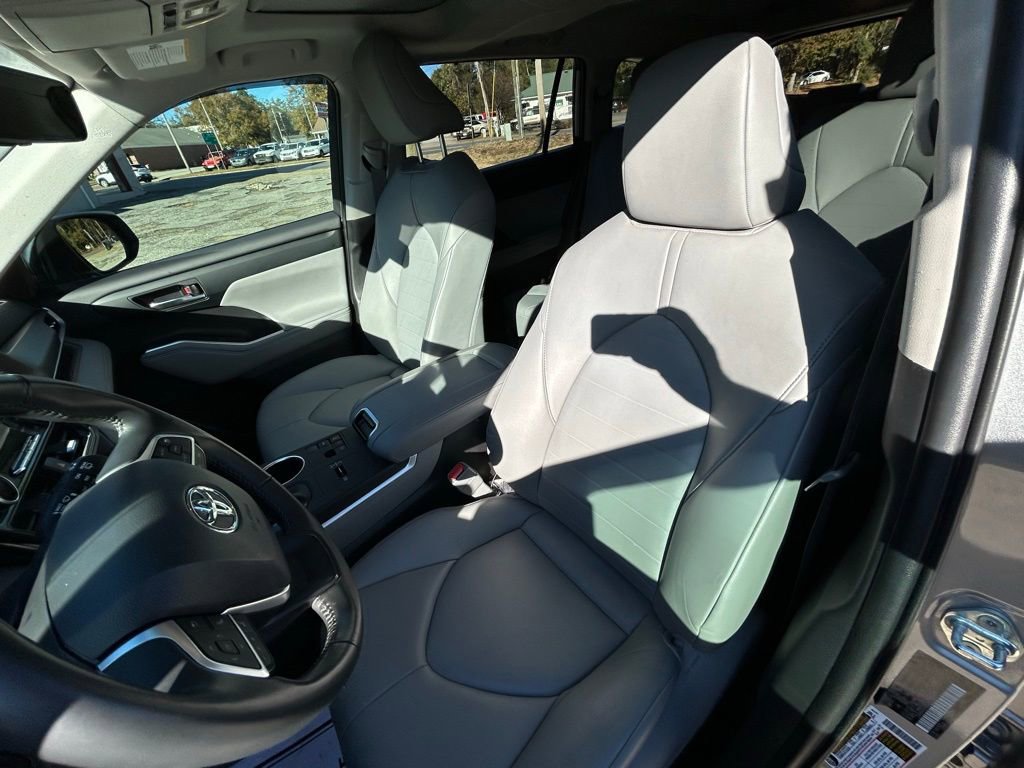 Used 2023 Toyota Highlander XLE image 29