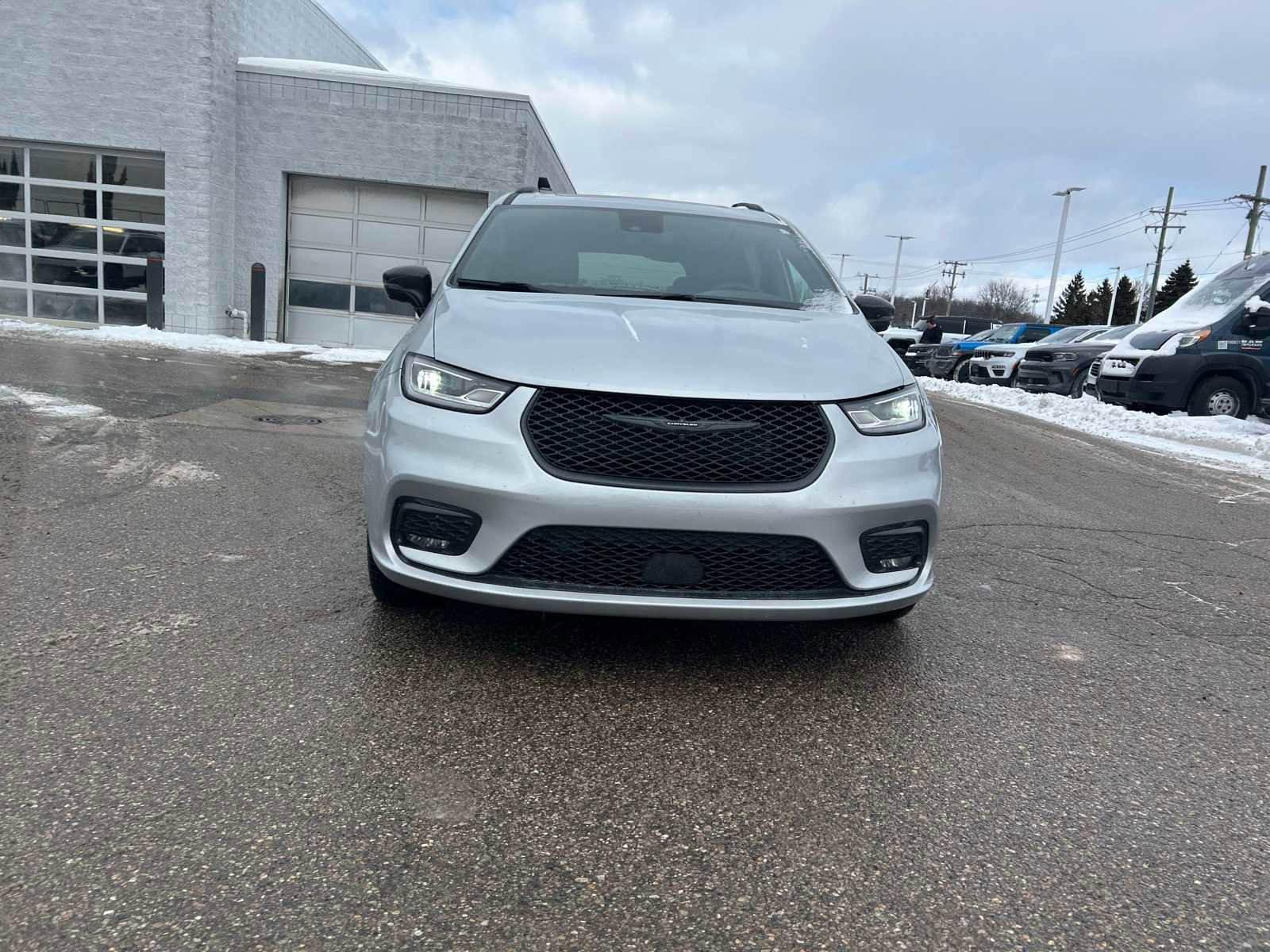 Used 2023 Chrysler Pacifica Limited w/ Uconnect Theater Family Group image 8