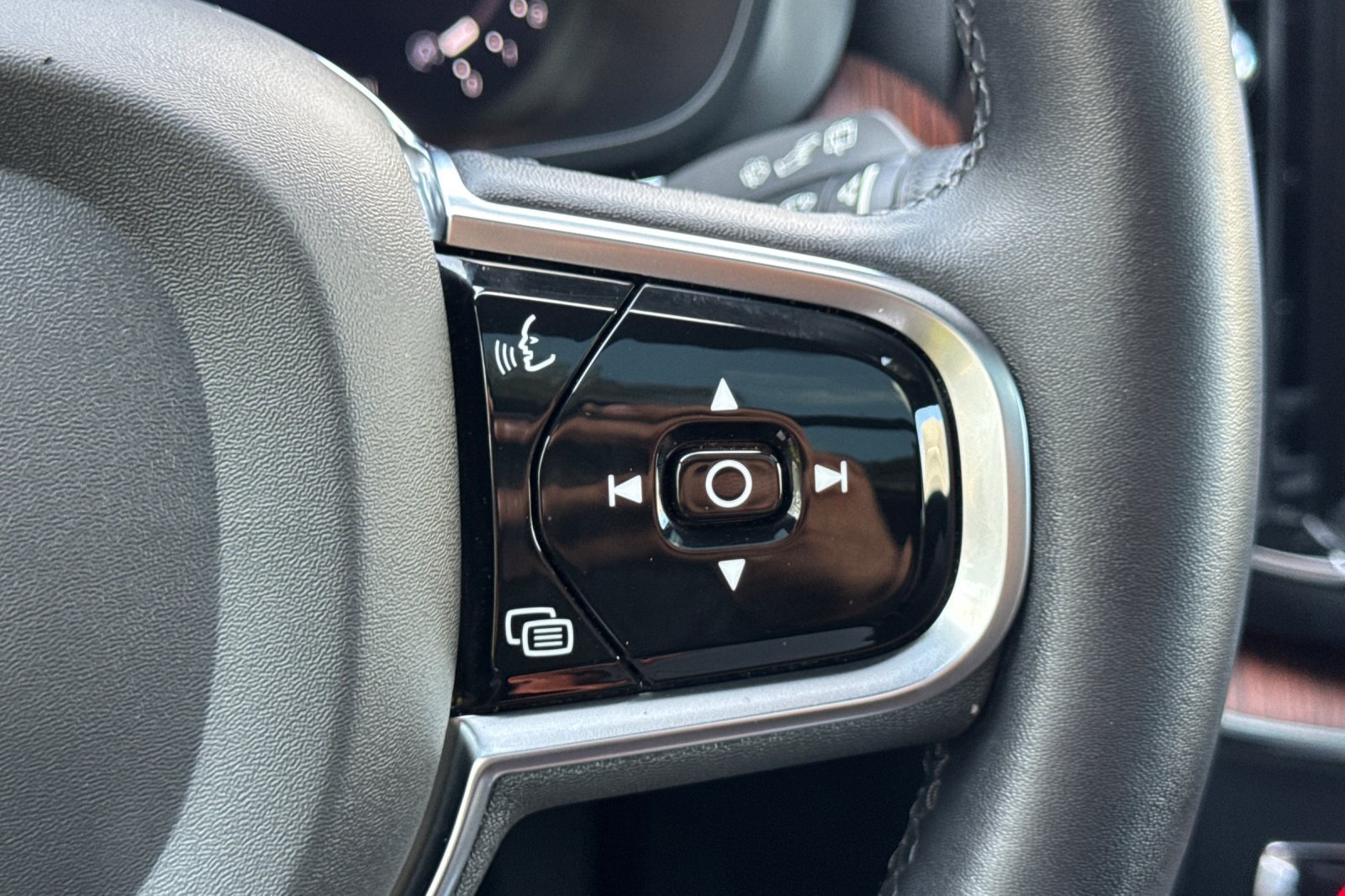 Certified 2023 Volvo XC60 B5 Plus w/ Protection Package Premier FWD image 30