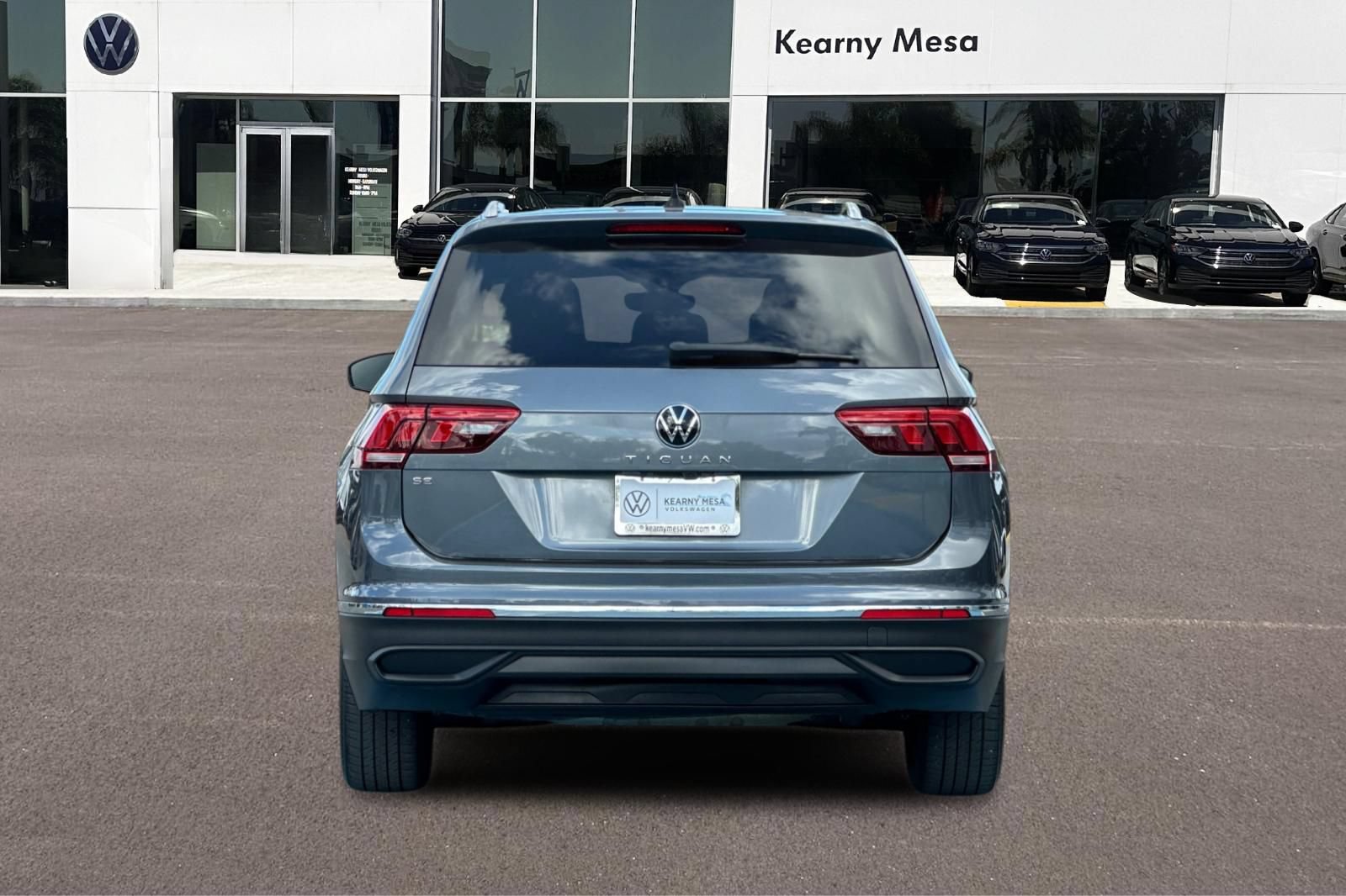 Used 2023 Volkswagen Tiguan SE w/ Panoramic Sunroof Package FWD image 5