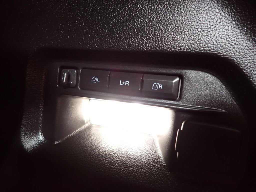 Used 2025 Ford Explorer ST image 18