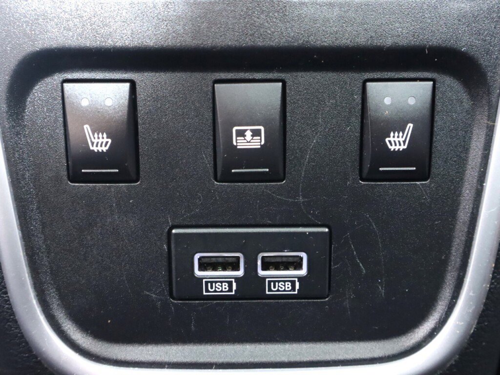 Used 2017 Chrysler 300 C RWD image 36