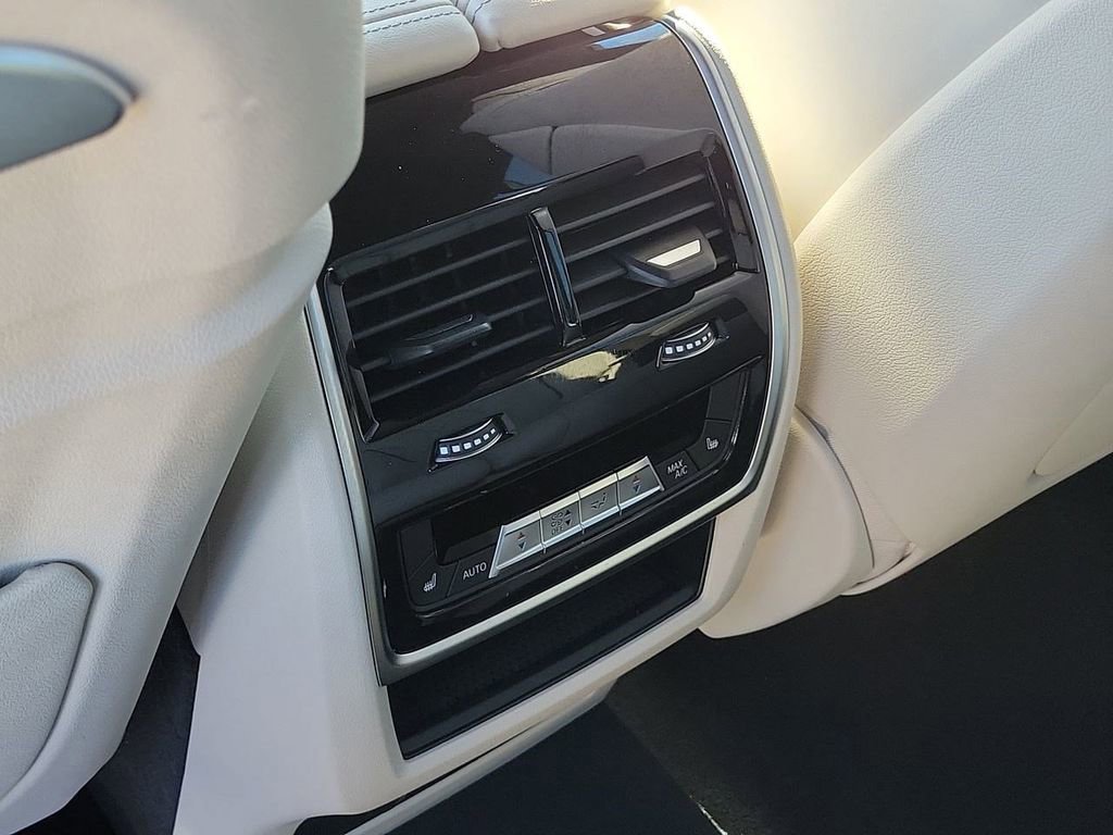 Used 2025 BMW X7 M60i image 25