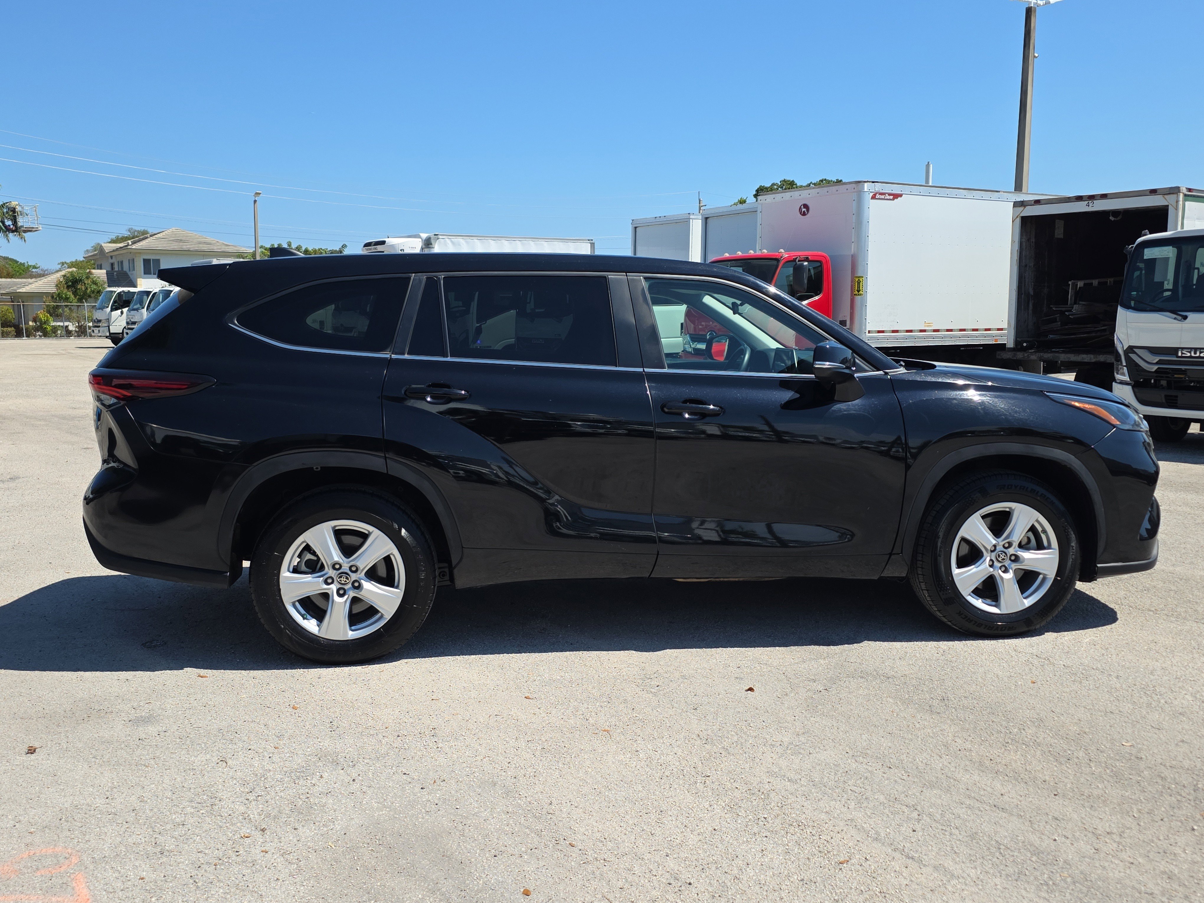 Used 2024 Toyota Highlander LE FWD image 8