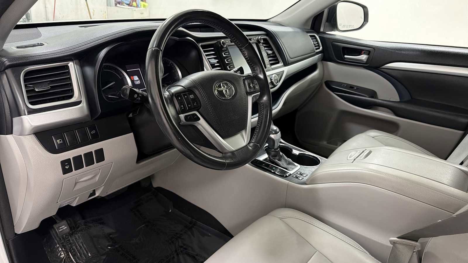 Certified 2017 Toyota Highlander XLE AWD/4WD image 12