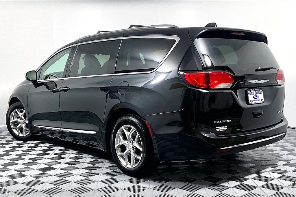 Used 2017 Chrysler Pacifica Limited w/ UConnect Theater Package FWD image 11