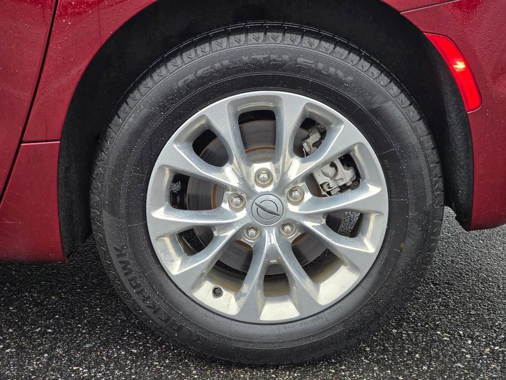 Used 2022 Chrysler Pacifica Touring-L image 23