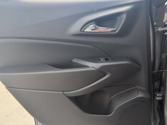 Used 2025 Chevrolet Trax LT w/ LT Convenience Package FWD image 26