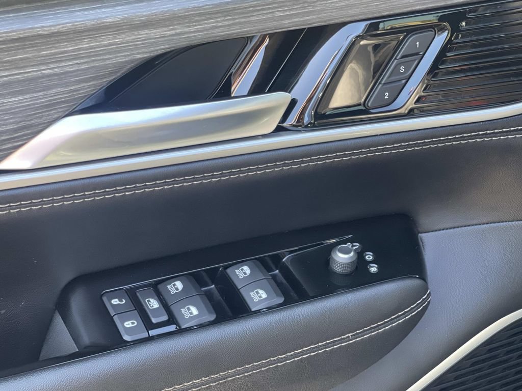 Used 2024 Jeep Wagoneer L Series II RWD image 18