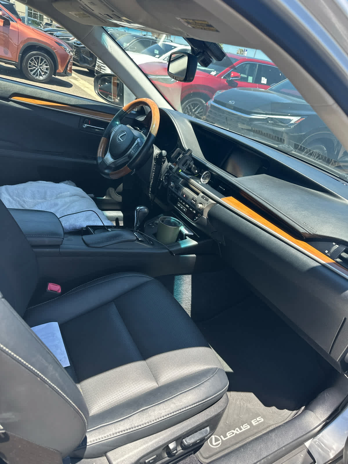 Used 2014 Lexus ES 300h w/ Premium Package w/Bamboo Trim FWD image 3