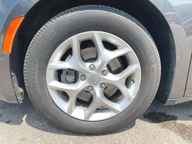 Used 2019 Chrysler Pacifica Limited w/ Advanced Safetytec Group FWD image 13