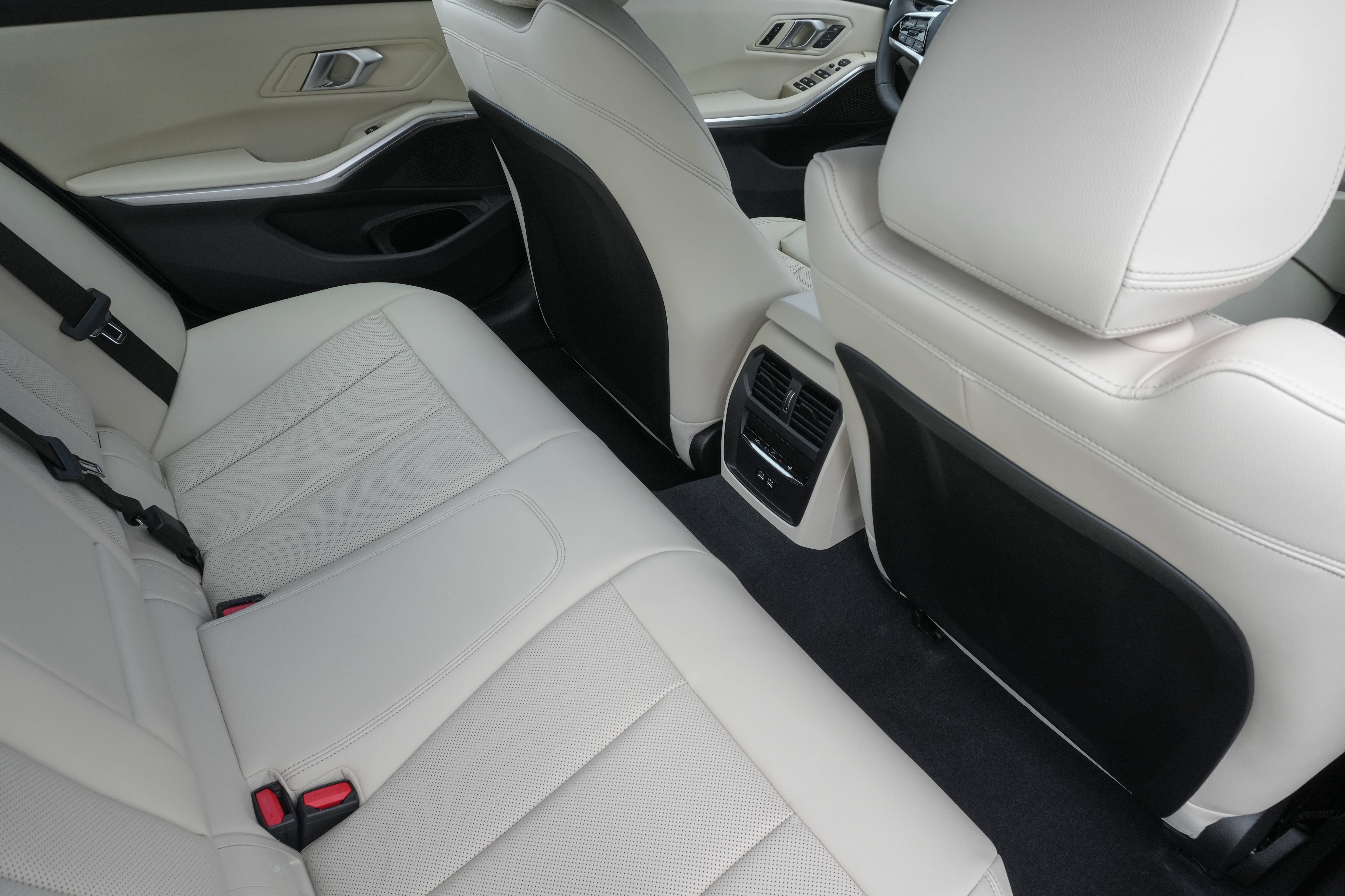 Certified 2025 BMW 330i Sedan RWD image 35