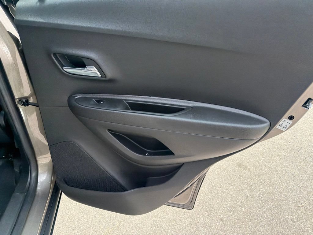 Used 2020 Chevrolet Trax LS FWD image 12