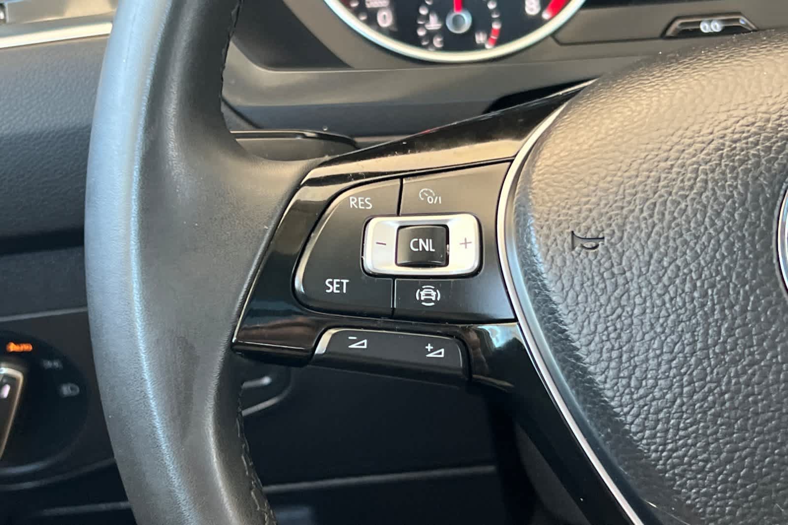 Used 2020 Volkswagen Tiguan SE AWD/4WD image 27