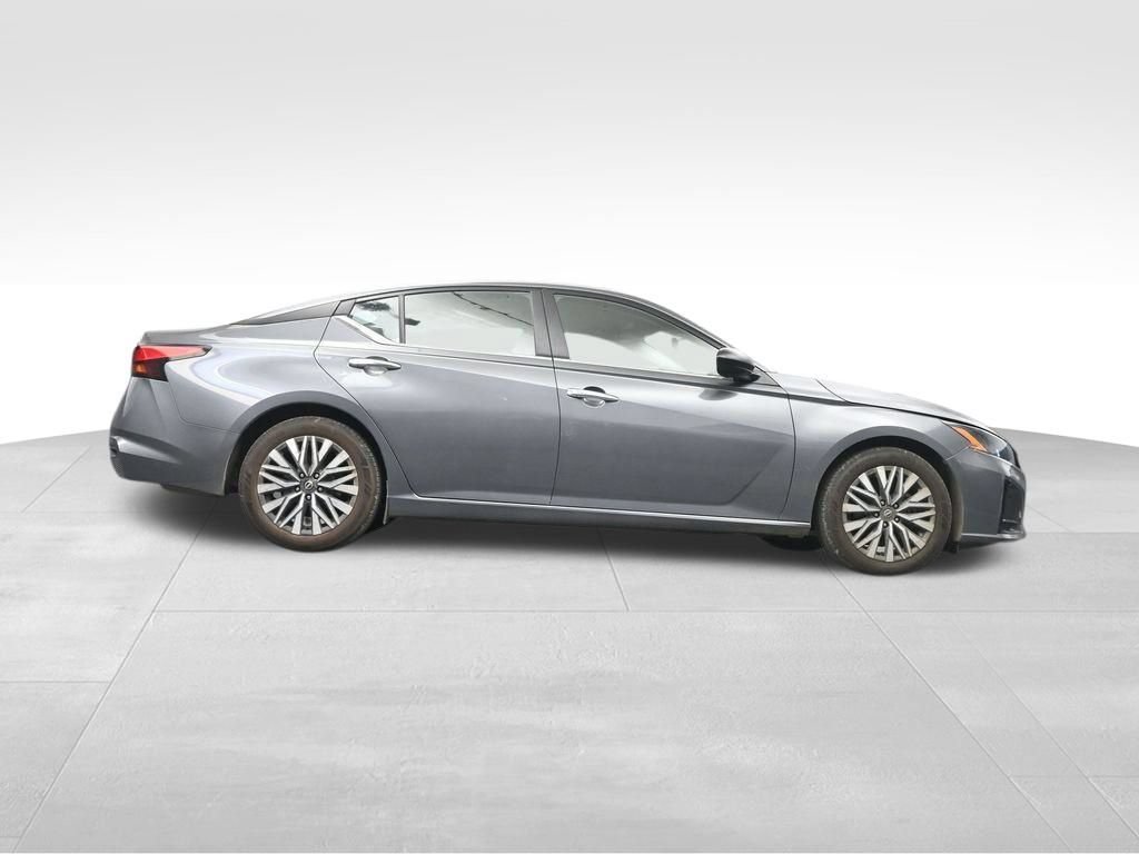 Used 2024 Nissan Altima 2.5 SV FWD image 14