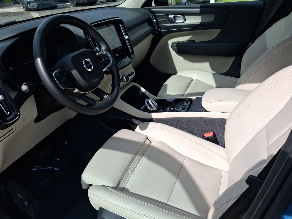 Used 2025 Volvo XC40 B5 Ultra w/ Protection Package Premier AWD/4WD image 13