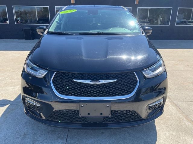 Certified 2024 Chrysler Pacifica Limited FWD image 2