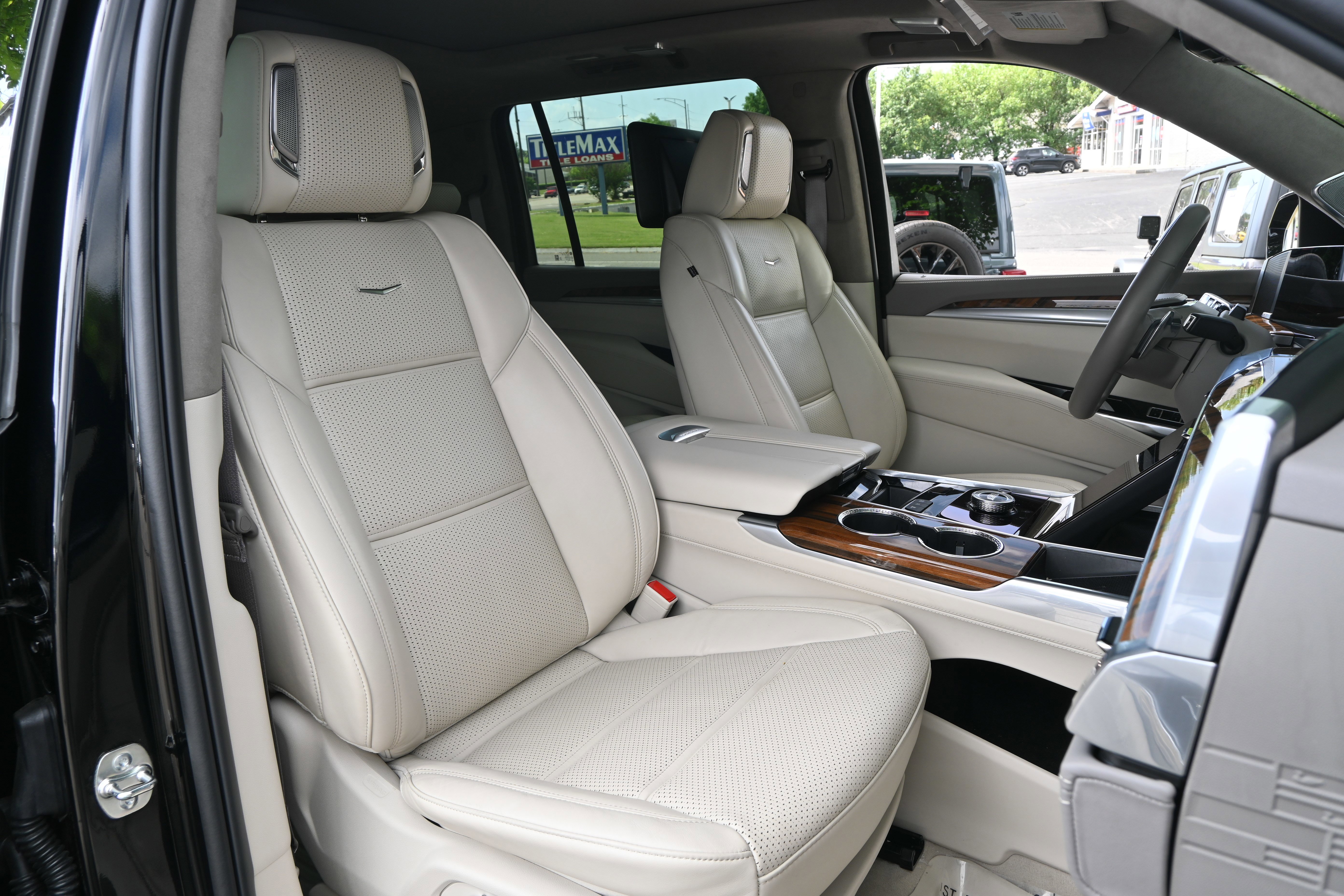 Used 2025 Cadillac Escalade ESV Sport Platinum w/ LPO, ONYX Package AWD/4WD image 39