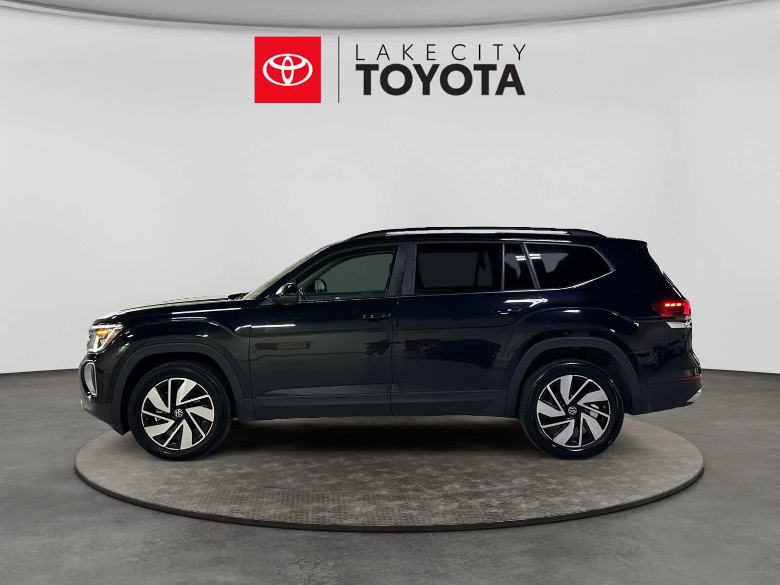 Used 2025 Volkswagen Atlas SE AWD/4WD image 3
