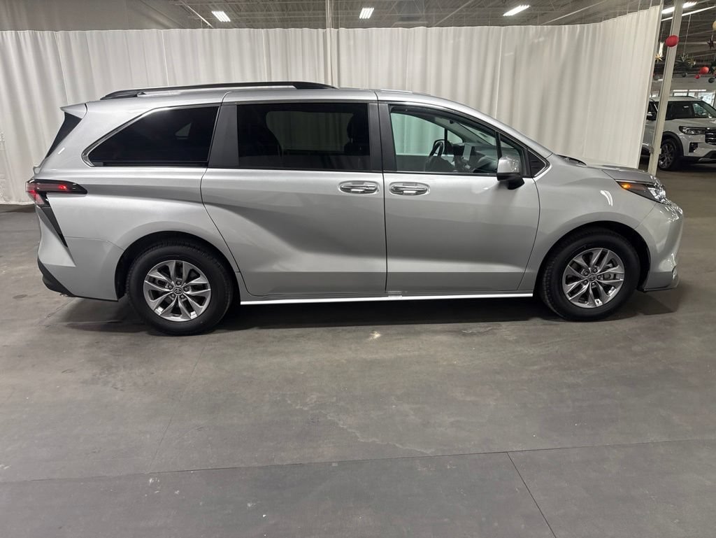 Used 2025 Toyota Sienna XLE FWD image 4