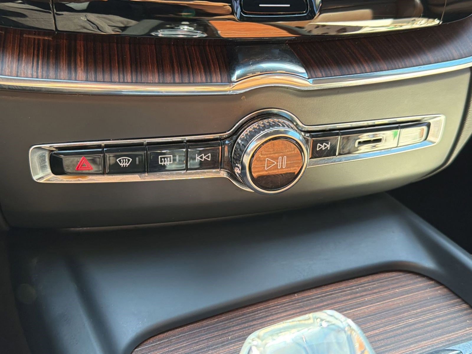 Certified 2024 Volvo XC60 B5 Ultimate w/ Protection Package Premier image 20