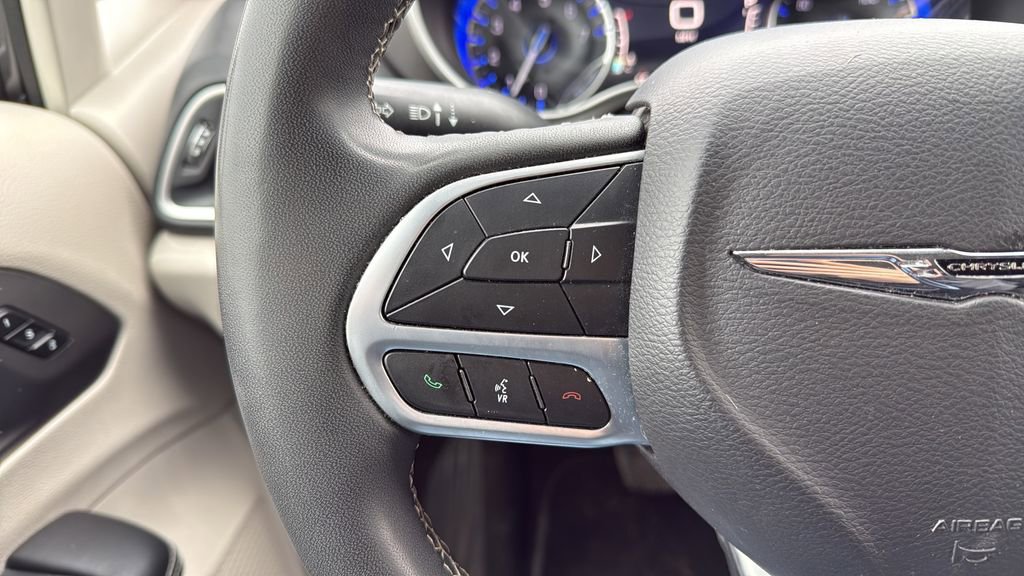Used 2023 Chrysler Pacifica Touring-L FWD image 32