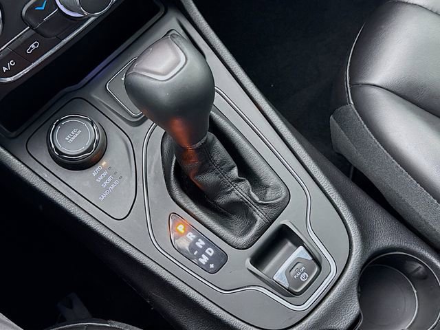 Used 2019 Jeep Cherokee Latitude Plus w/ Cold Weather Group image 17