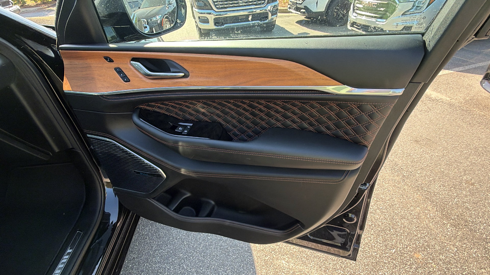 Used 2025 Jeep Grand Cherokee Summit AWD/4WD image 19