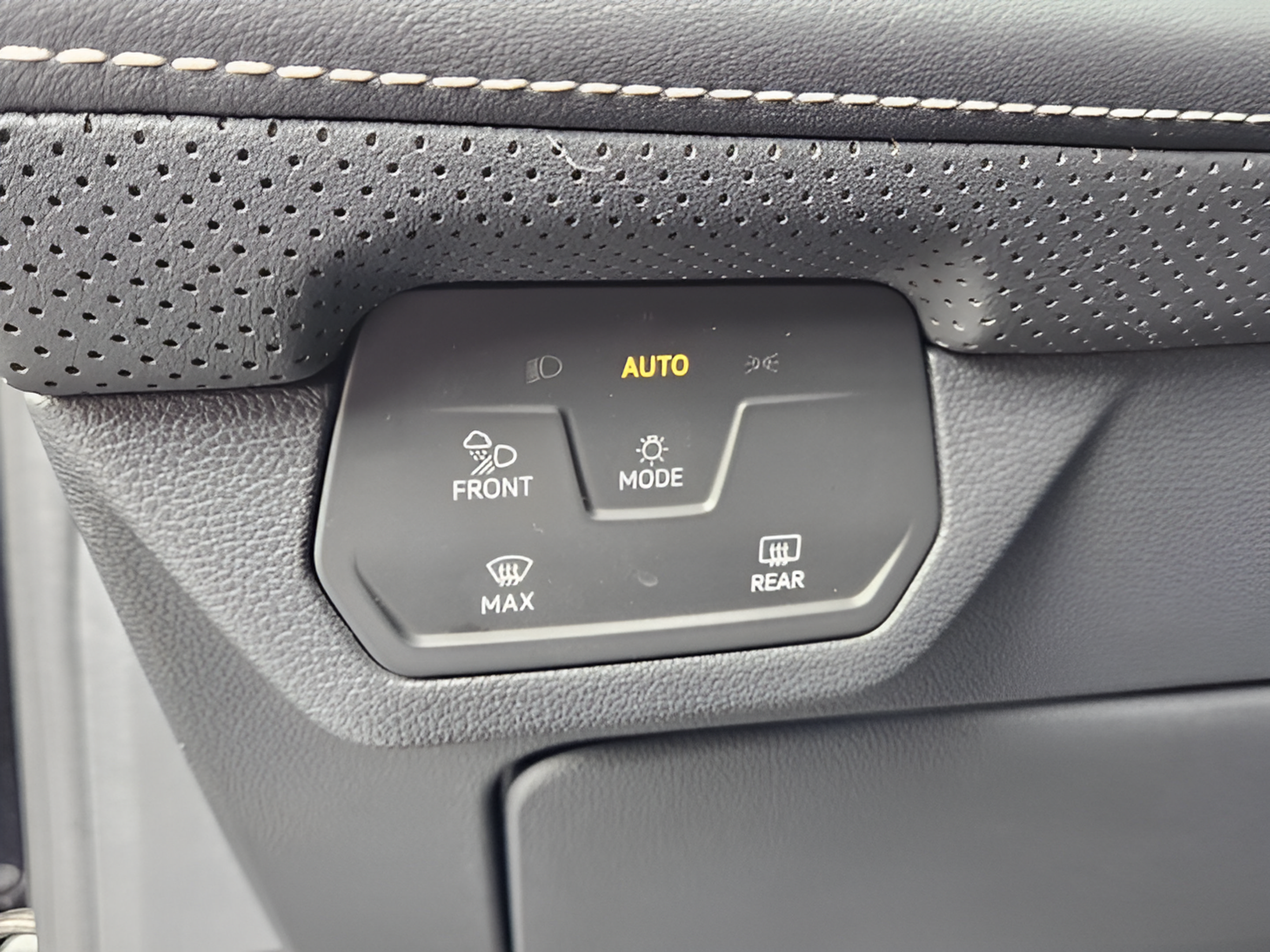 Used 2024 Volkswagen Atlas Cross Sport SE w/ Panoramic Sunroof Package FWD image 15