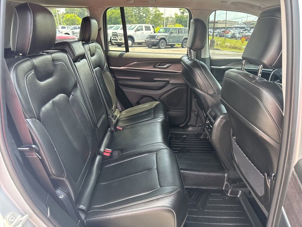 Used 2024 Jeep Grand Cherokee Limited w/ Black Appearance Package image 17