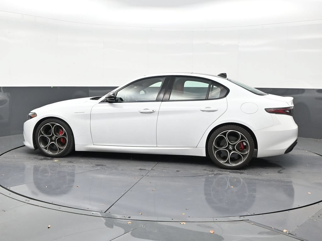 Used 2024 Alfa Romeo Giulia Veloce RWD image 2