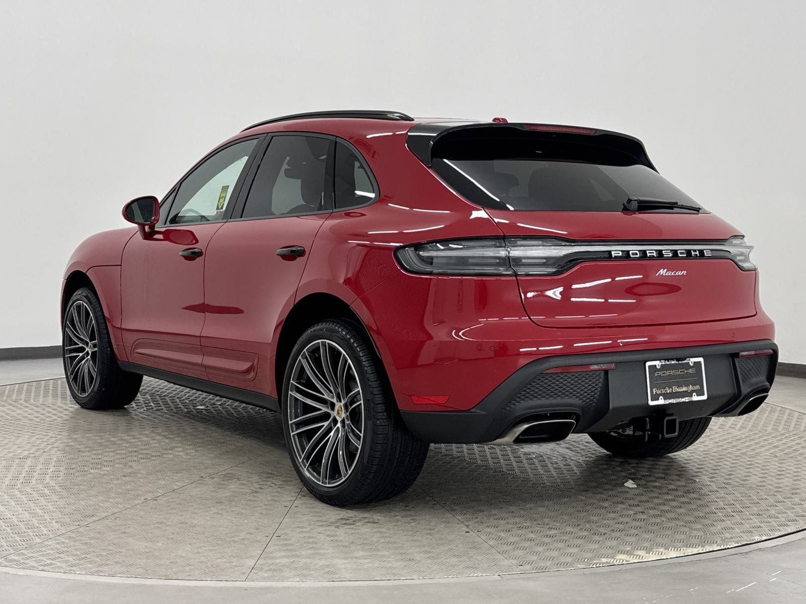 Used 2025 Porsche Macan image 3