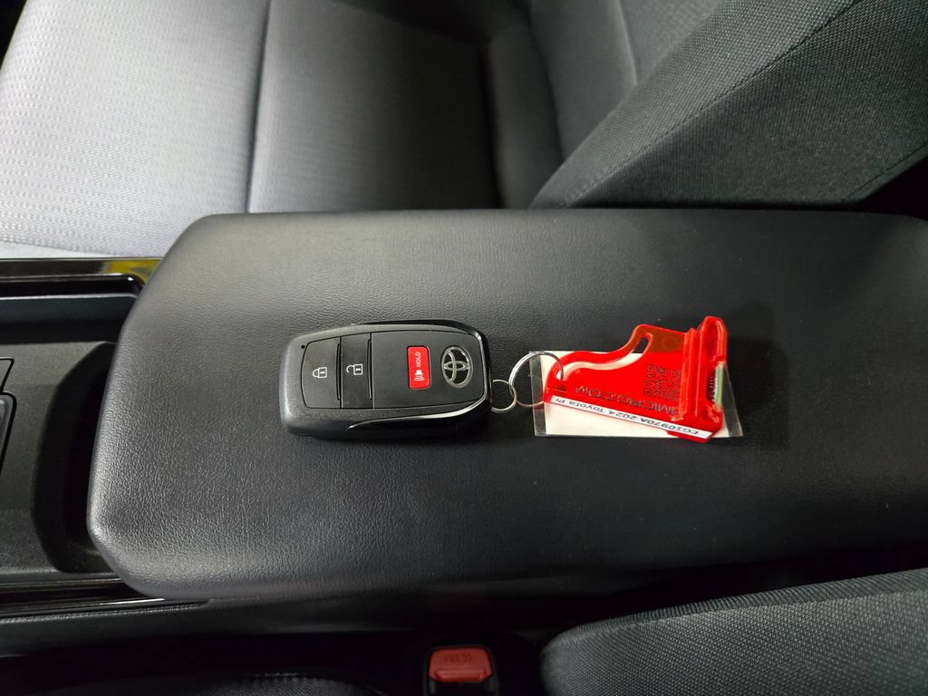 Used 2024 Toyota Prius LE AWD/4WD image 30
