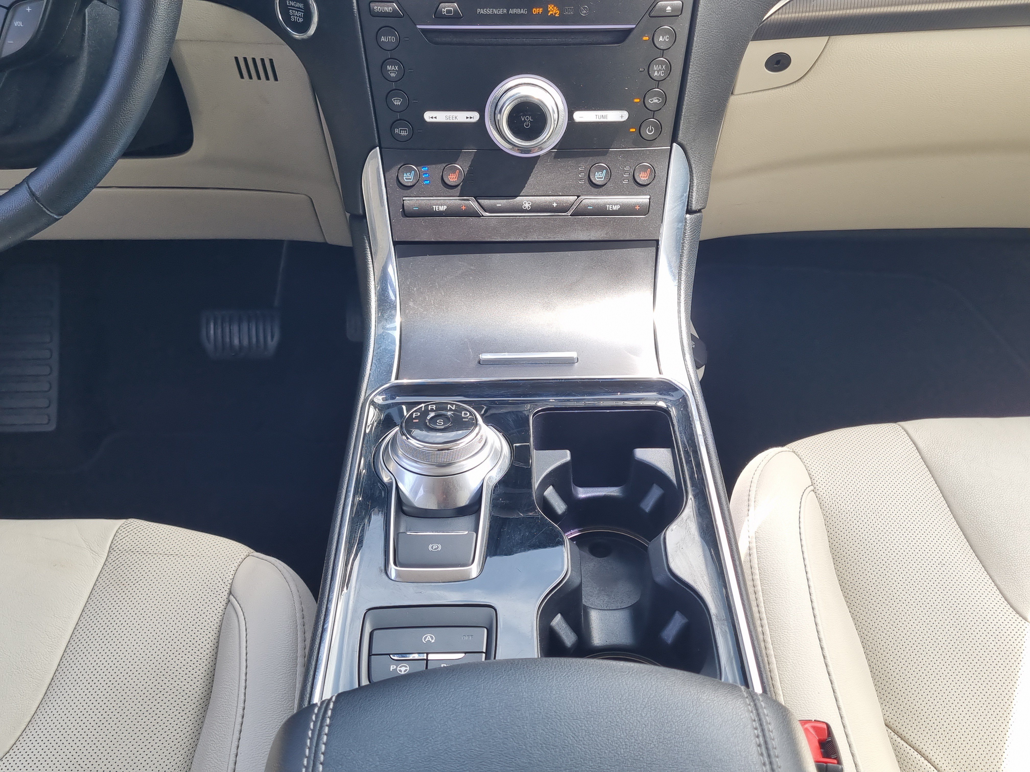 Used 2019 Ford Edge Titanium w/ Equipment Group 301A AWD/4WD image 18